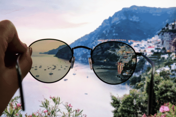 bewegtes Bild einer polarisierten Sonnenbrille, die sich dreht und den Hintergrund verdunkelt