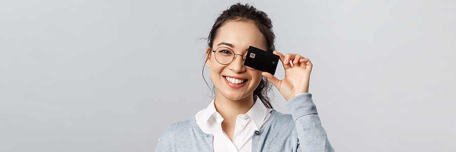 Woman wearing sunglasses and holding a phone with sunglasses guide